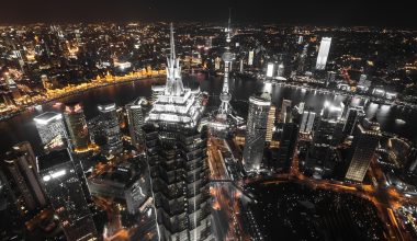 北斗卫星地图高清版城市区域特写，高楼建筑轮廓、道路网络与绿地分布清晰可见